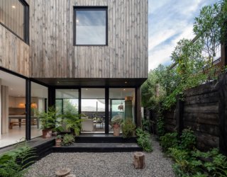 Breezy Open Design: House with Two Patios Overlooks the Pacific