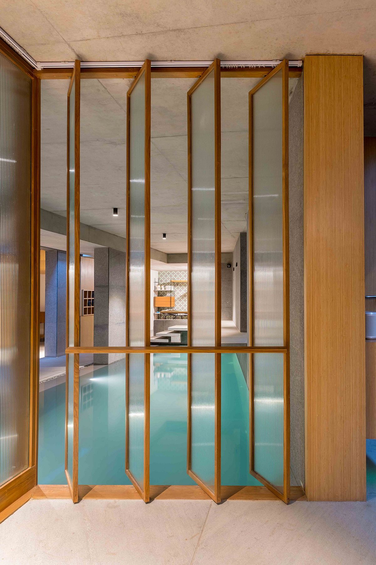 Ribbed-glass-louvers-of-the-spa-control-privacy-and-natural-light-42009