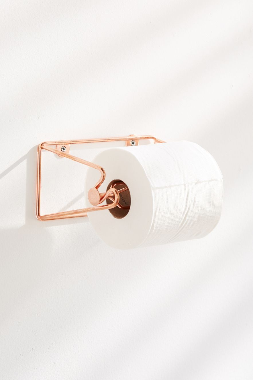 https://cdn.decoist.com/wp-content/uploads/2020/07/Rose-gold-toilet-paper-holder-86955.jpeg