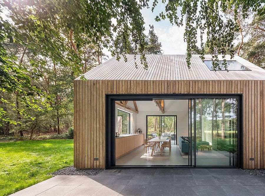 Sliding-glass-doors-connect-the-interior-of-the-cabin-with-the-view-outside-46279