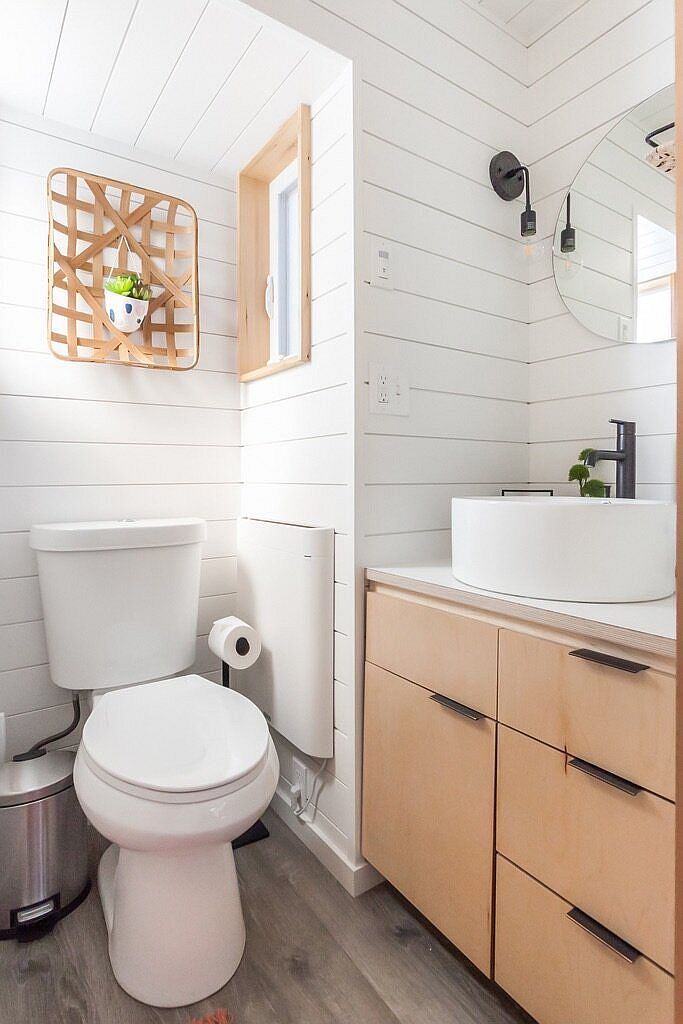 Small bathroom in wood and white with ample natural light