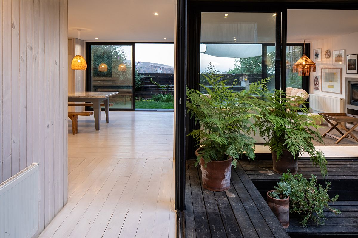 Using-smart-sliding-glass-doors-to-create-a-seamless-interface-between-the-interior-and-the-outdoors-84493