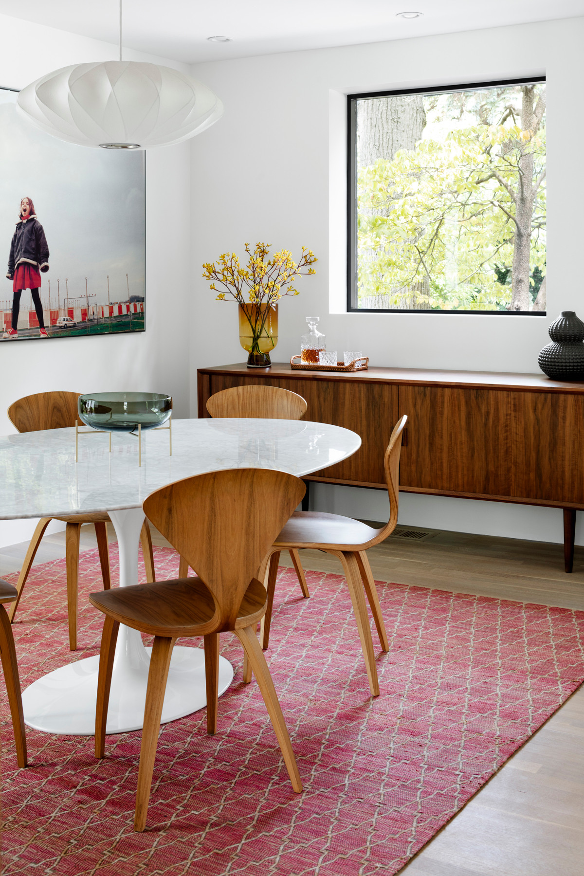 Adapting a mid-century modern style allows you to try out iconic decor pieces like the curvy Cherner chair