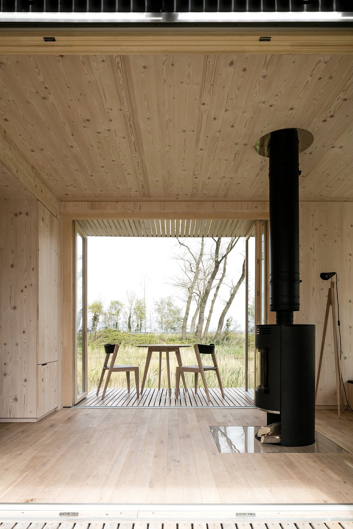 Cabin interior has a lovely indoor-outdoor interplay along with a minimal design