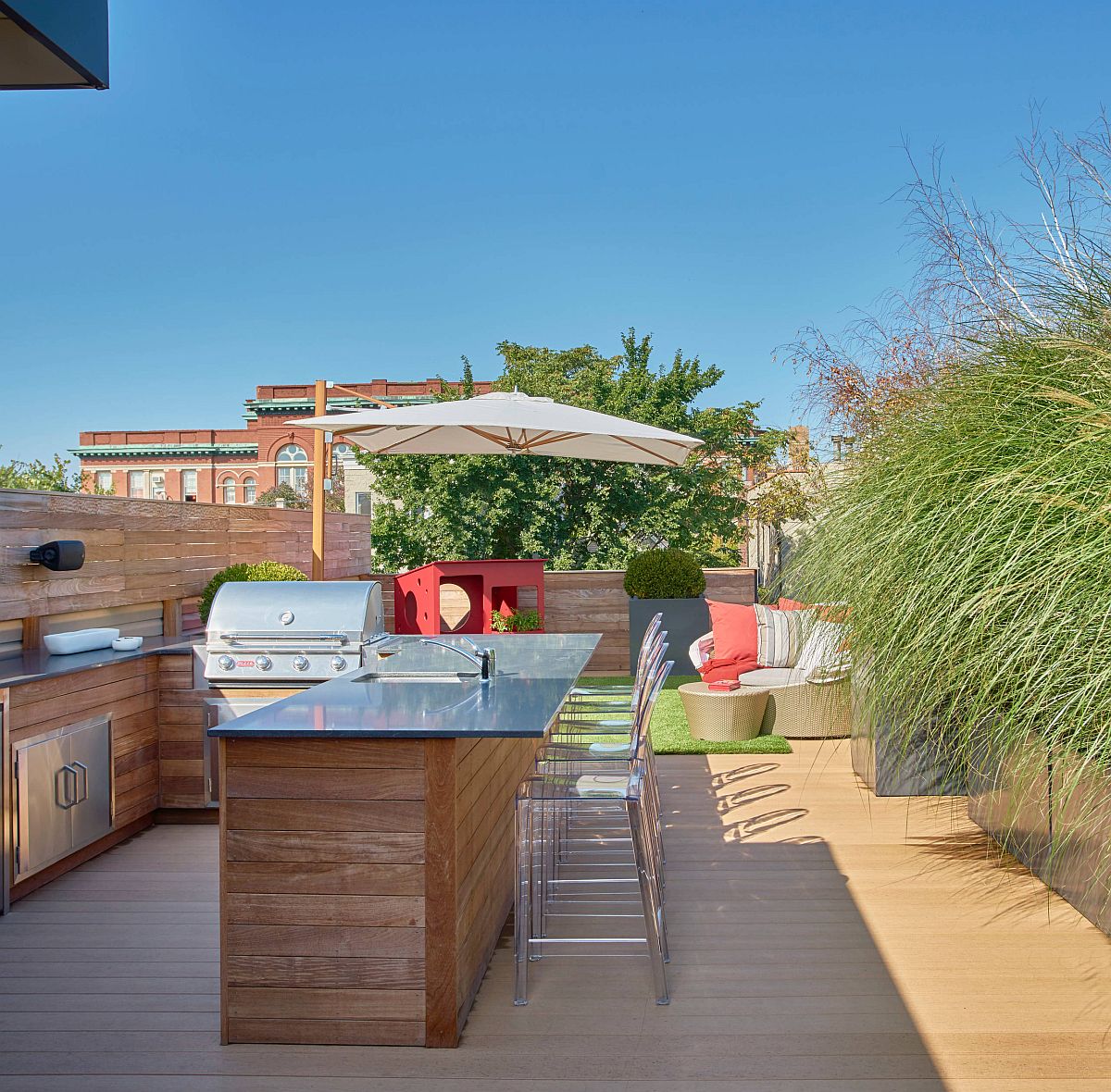 Combine-the-garden-and-rooftop-dining-experiences-with-the-best-of-both-worlds-92177