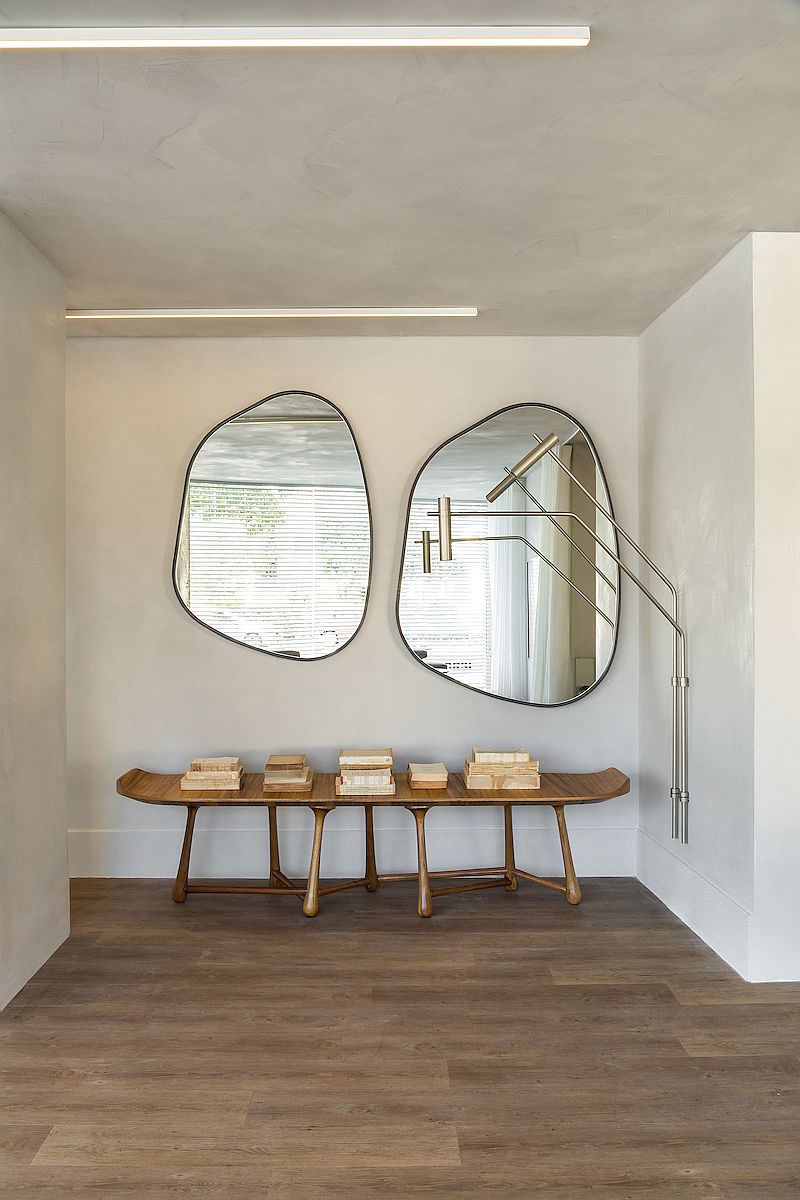 Fabulous use of mirrors and console table to decorate the hallway a the entrance