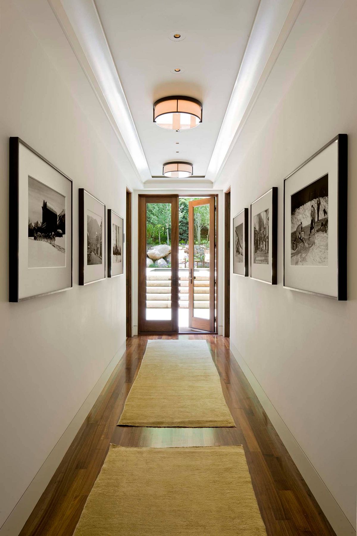 Gallery-styled-wall-art-display-for-the-hallway-presents-a-picture-of-perfection-76161