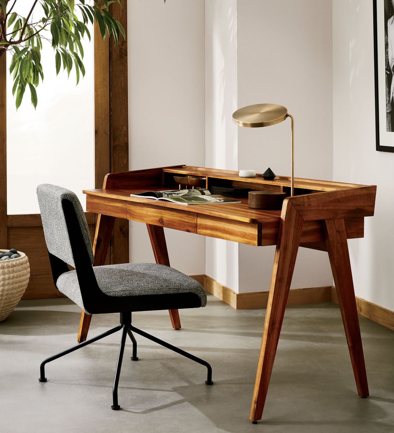 Home-office-in-the-corner-from-CB2-77190