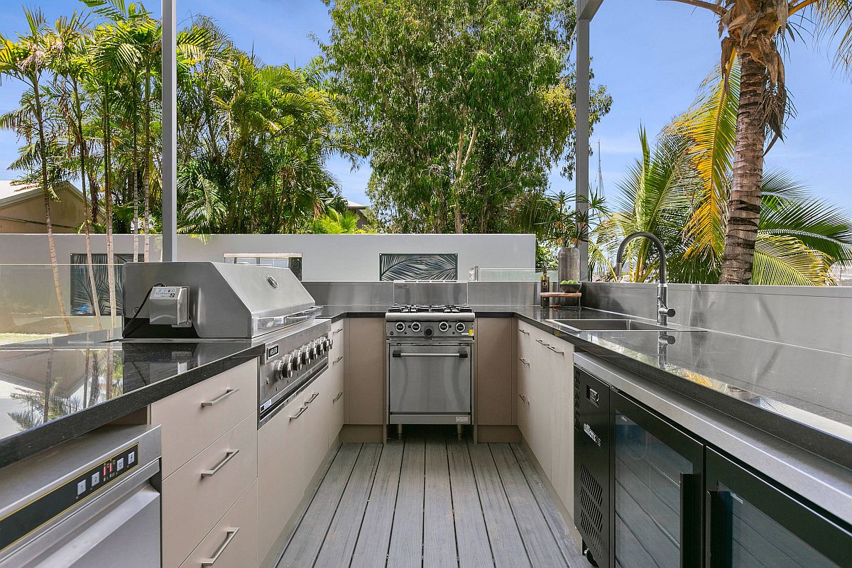 Making most of the limited space on the roof with a U-shaped outdoor kitchen