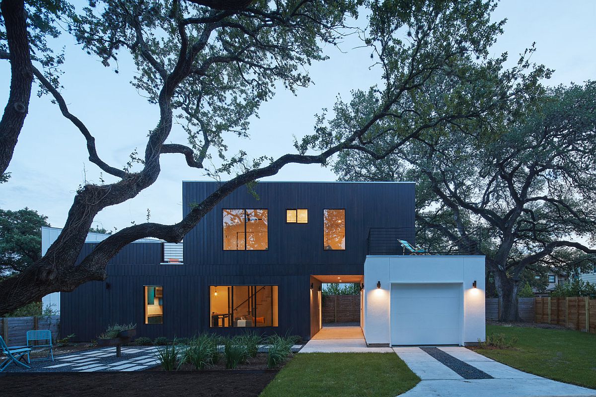 Modern and space-conscious Chelsea ADU in texas with a dark gray exterior