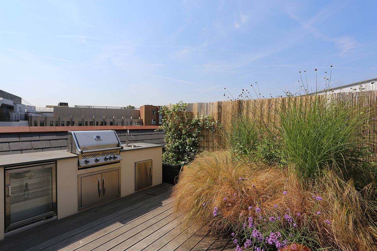 Rooftop garden with an outdoor kitchen that combines two different experiences