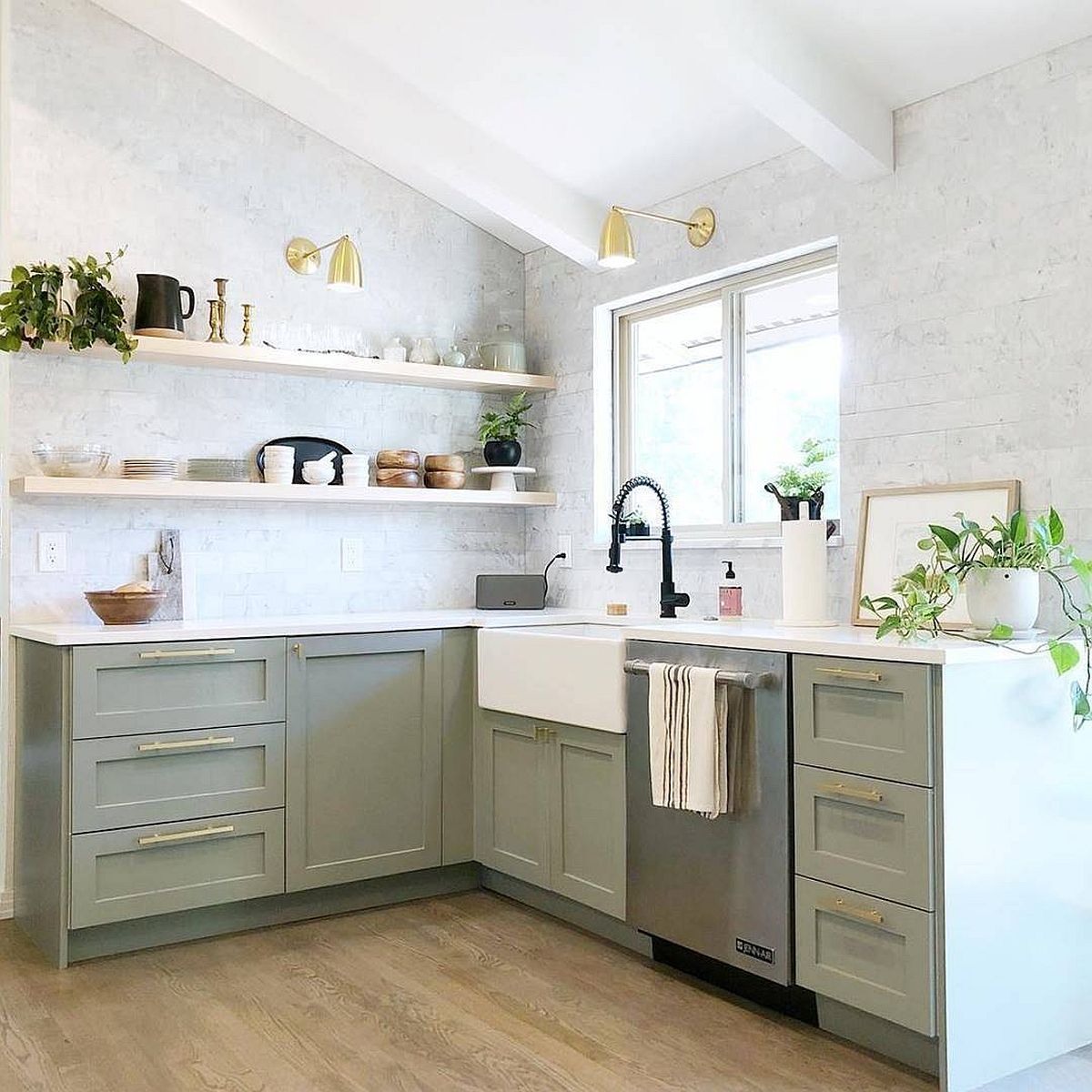 Shaker-style cabinets look cool even in the modern kitchen