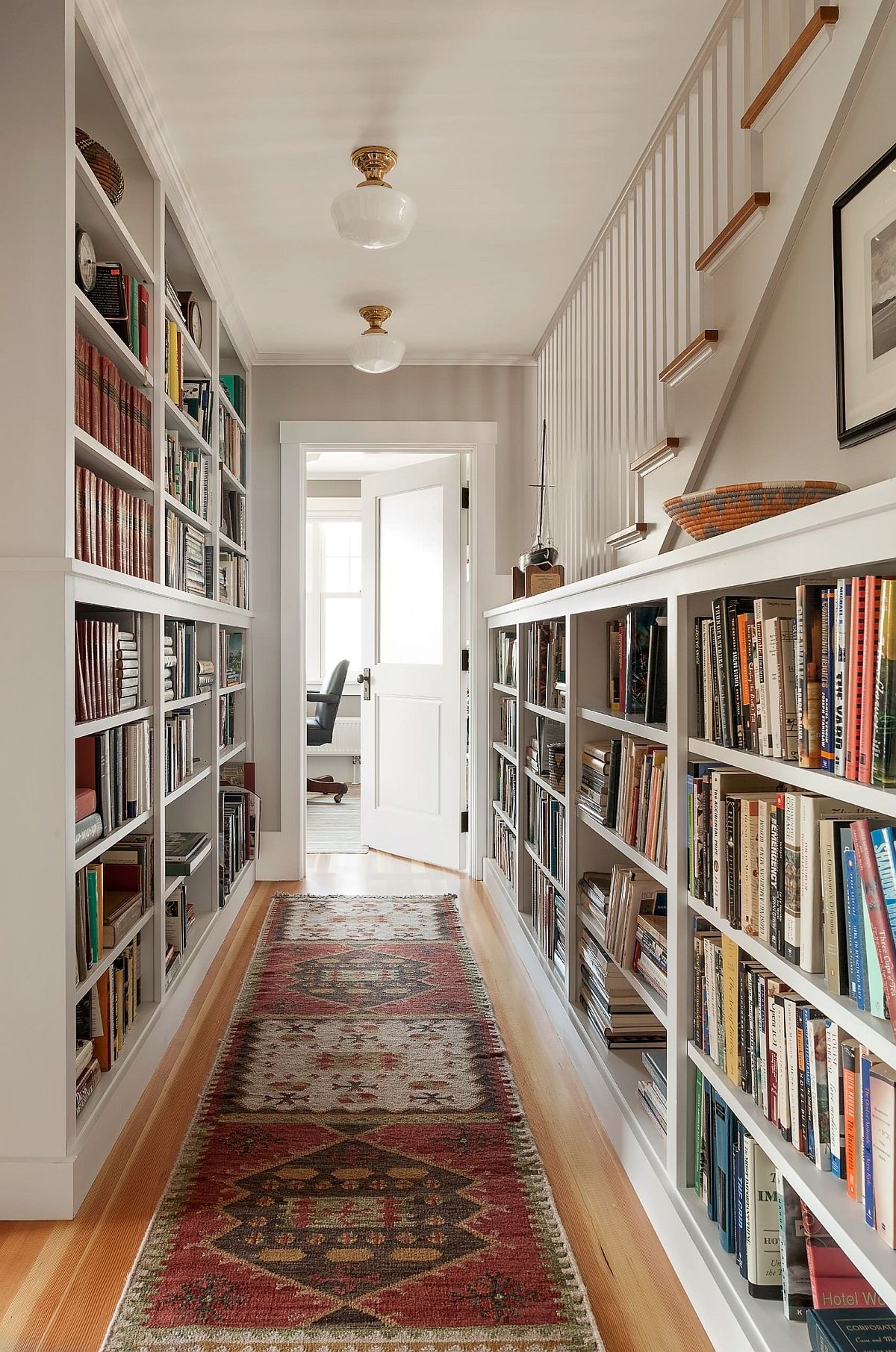 Simple and practical bookshelf design for the small hallway