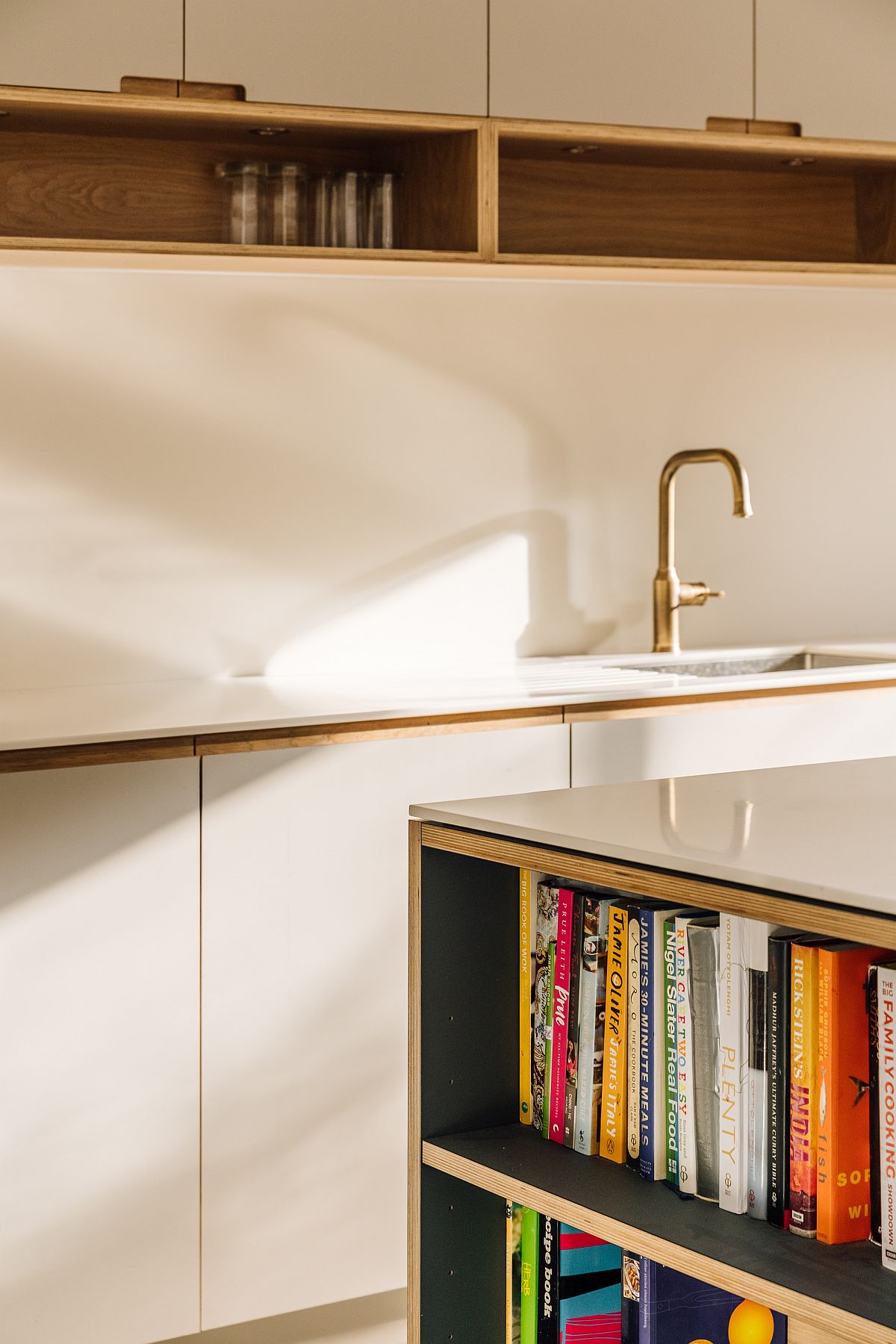 Accents of oak veneer bring class and coziness to the kitchen cabinets in plywood laminate