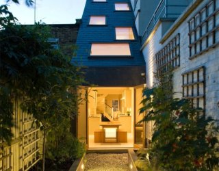 This Radically Narrow Home Just 2.3m Wide in London Finds New Space!