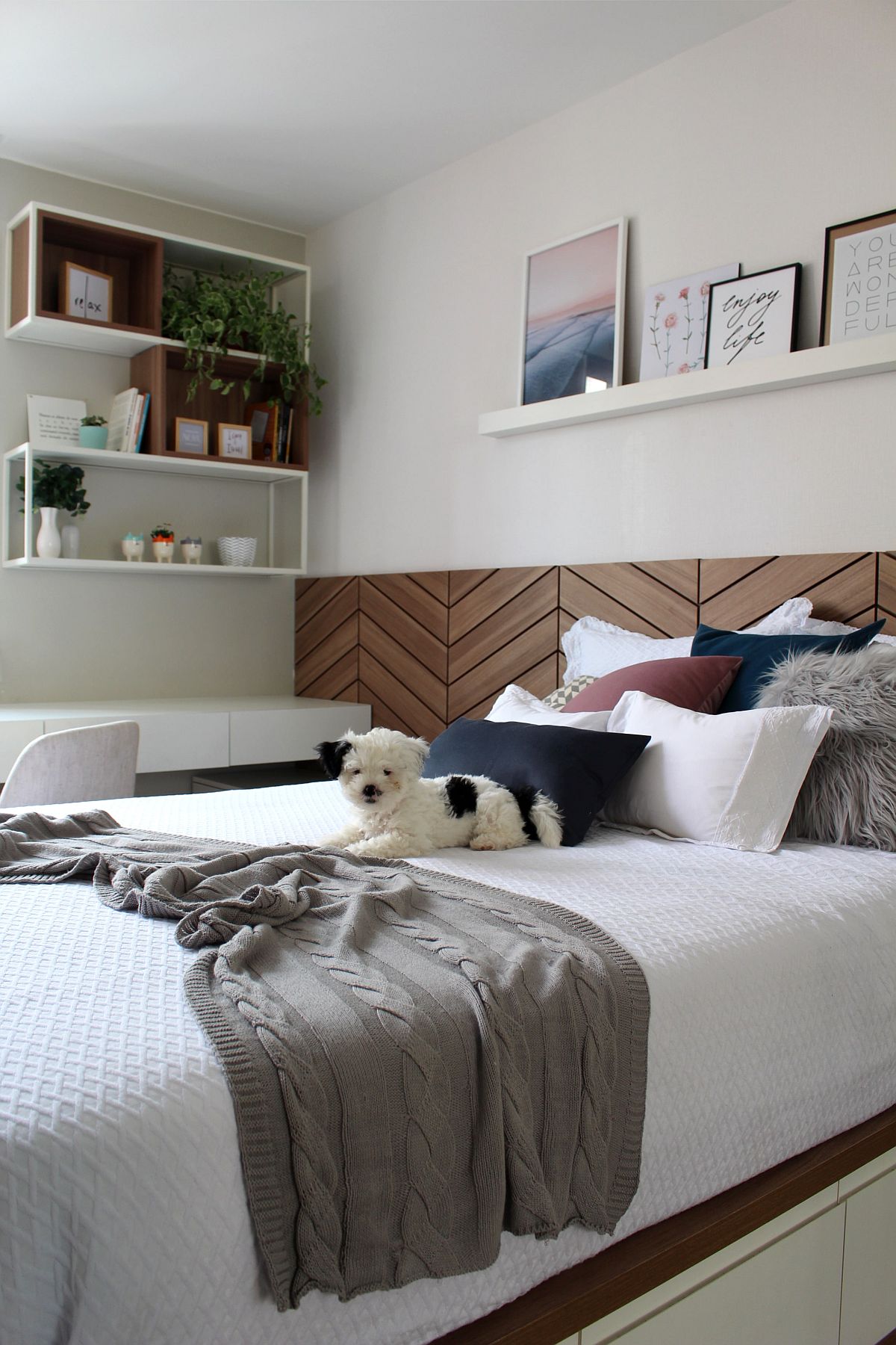 Bela's bedroom in Sudoeste, Brasília with a refined wood and white color scheme