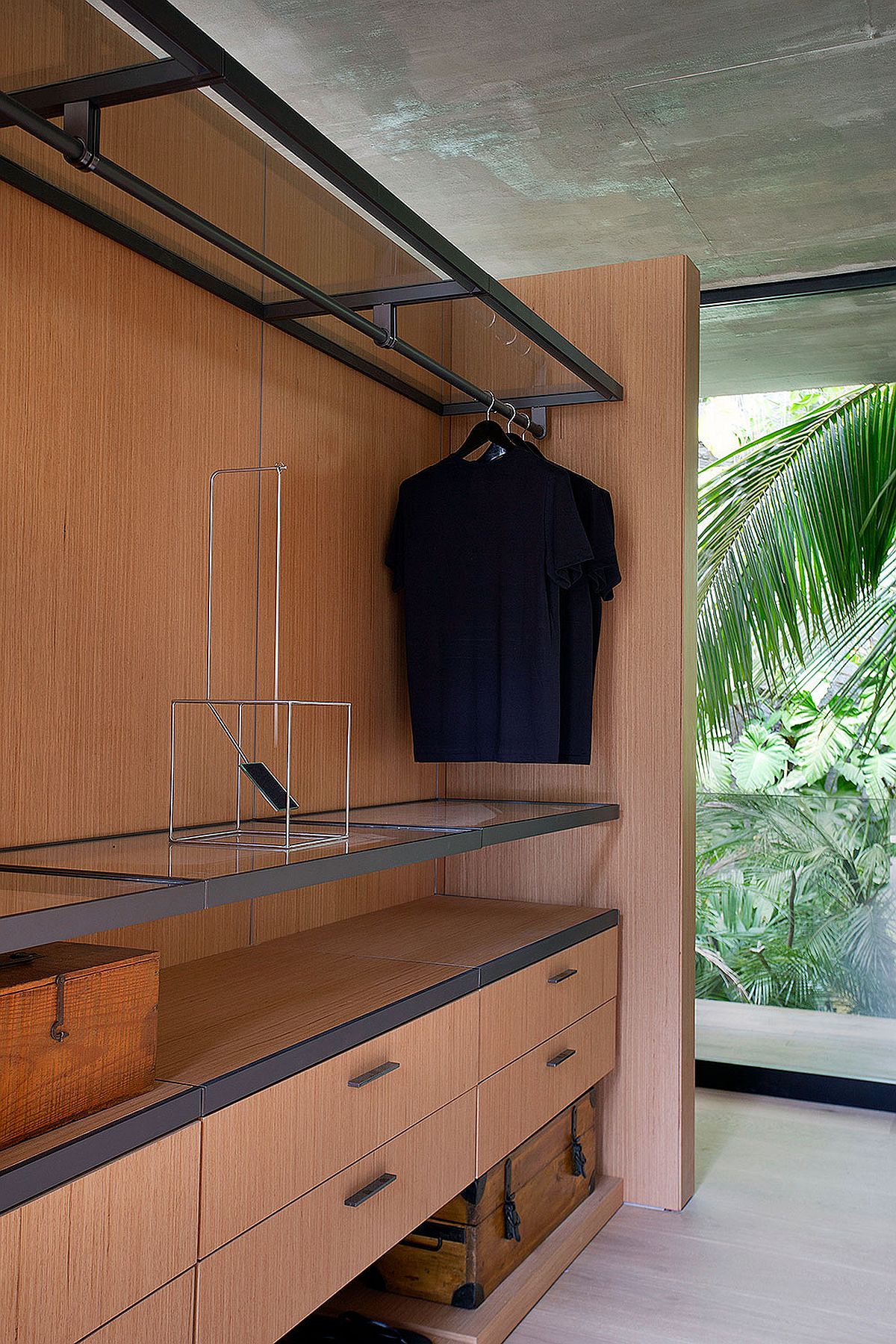 Bespoke-wooden-wardrobe-for-the-stylish-modern-bedroom-33065