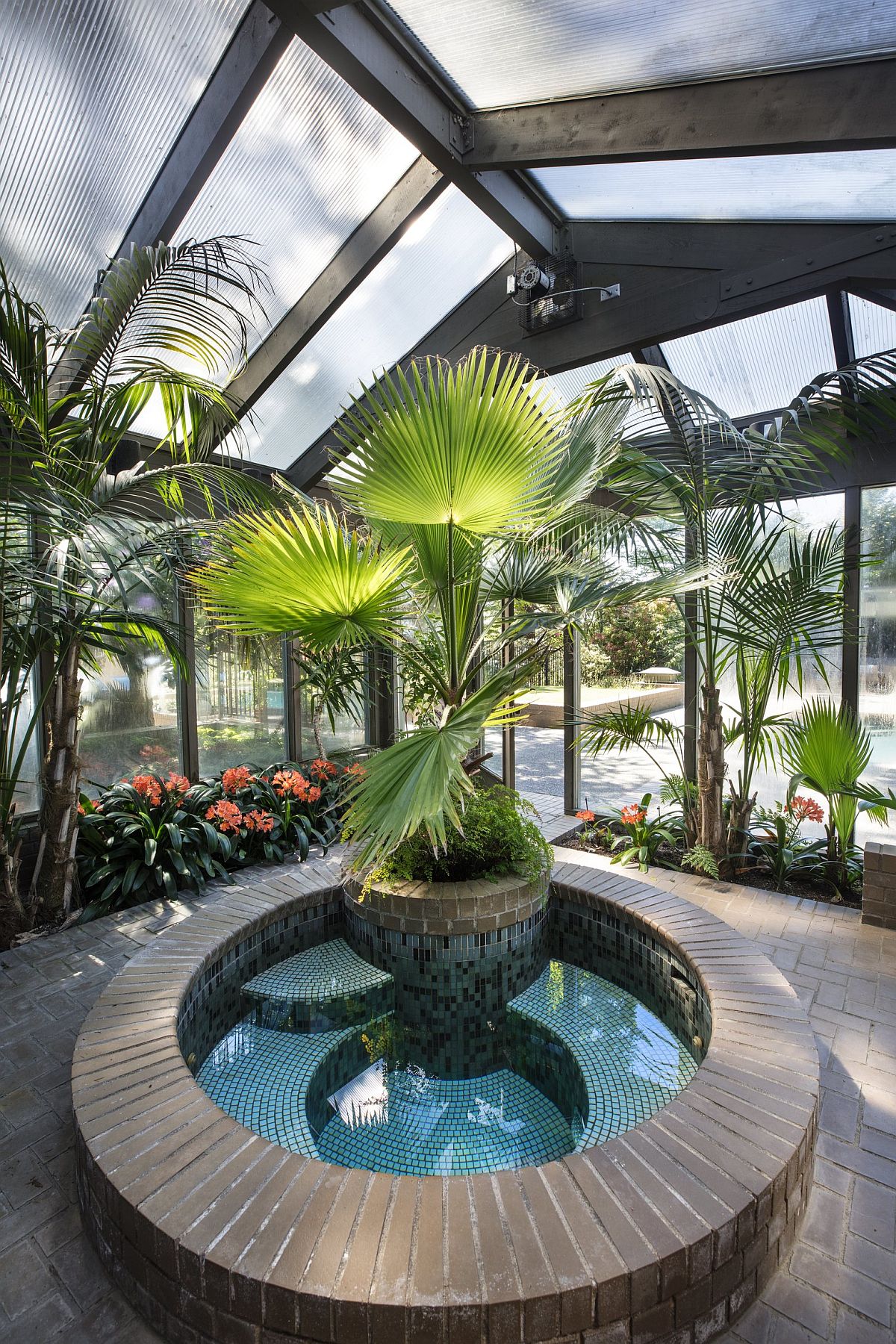 Brilliant tropical touches turn the hot tub feature into an absolute showstopper