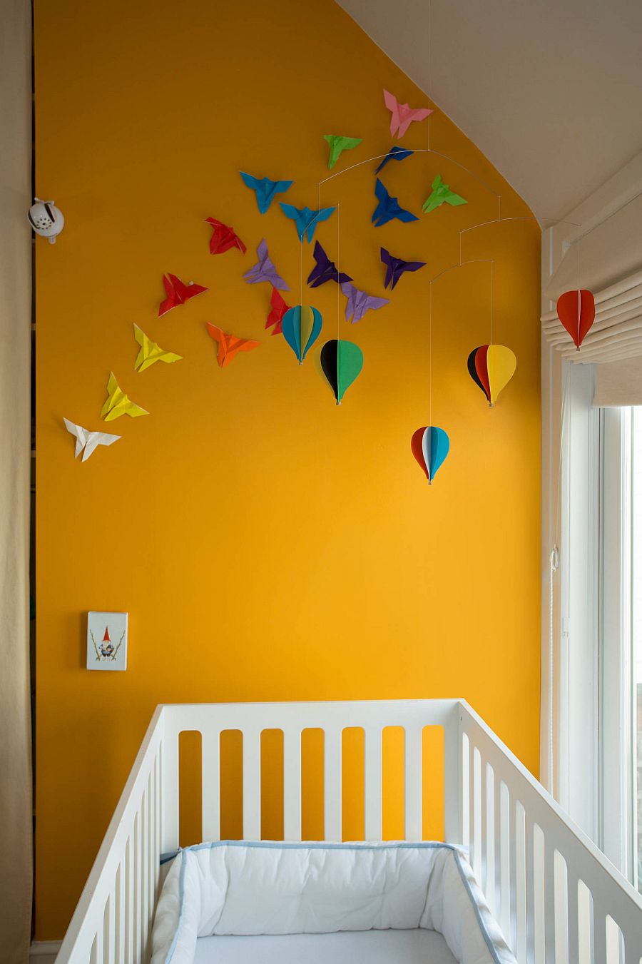 Decorating the orange accent wall in modern nursery