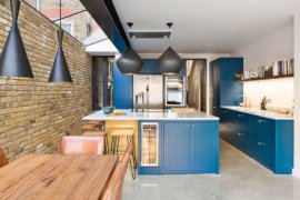 Classy Sapphire Kitchen: Navy Blue and Brass Revitalizes Traditional Shaker Kitchen