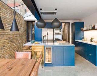 Classy Sapphire Kitchen: Navy Blue and Brass Revitalizes Traditional Shaker Kitchen