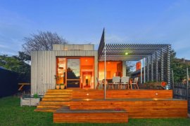 Bayside Residence: Timber Battens and New Floor Plan Revamp Art Deco Home