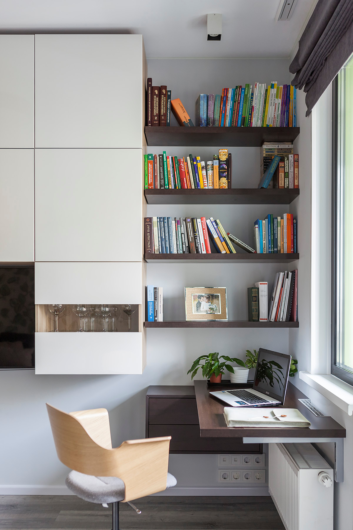 Find-a-corner-in-the-home-library-for-a-space-savvy-workspace-37048