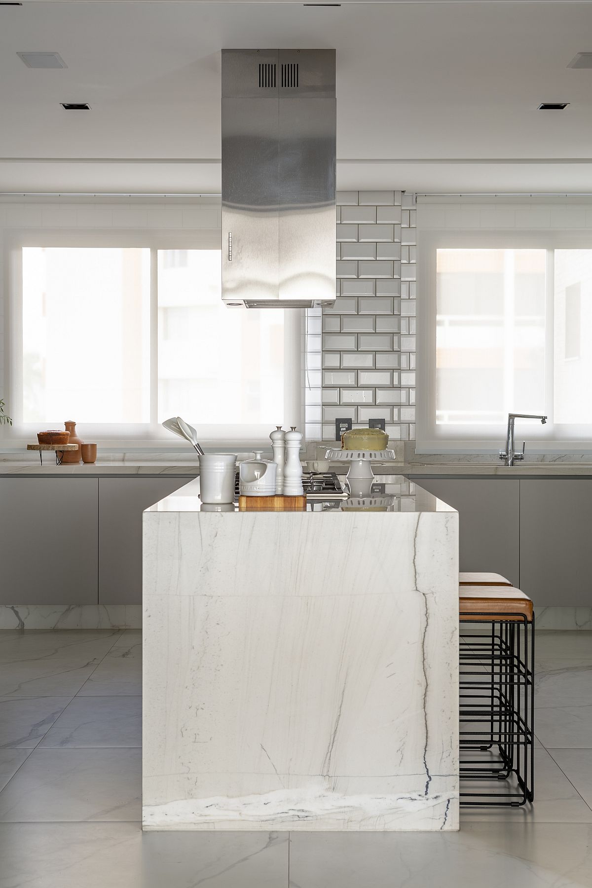Kitchen-island-in-Mont-Blanc-quartz-makes-the-biggest-impact-in-here-60334