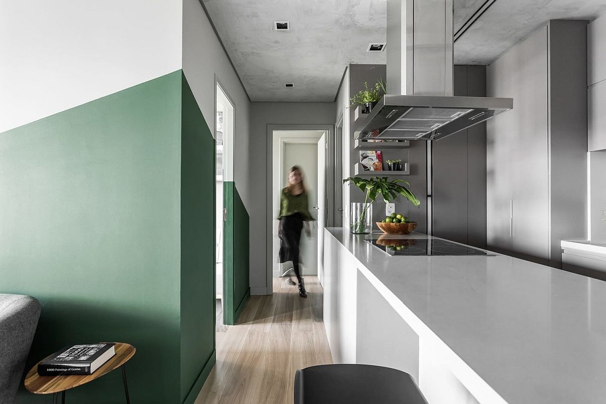 Brooklin Apartment: Mirrored Cabinets, Burnt Cement Ceiling and Colorful Spark