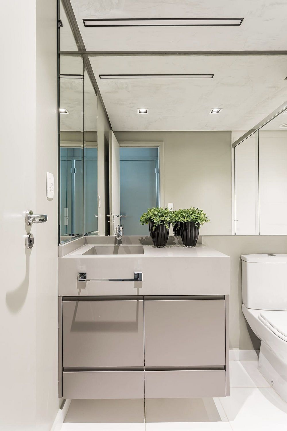 Modern-bathroom-in-white-with-burnt-cement-ceiling-and-lovely-LED-lighting-86053