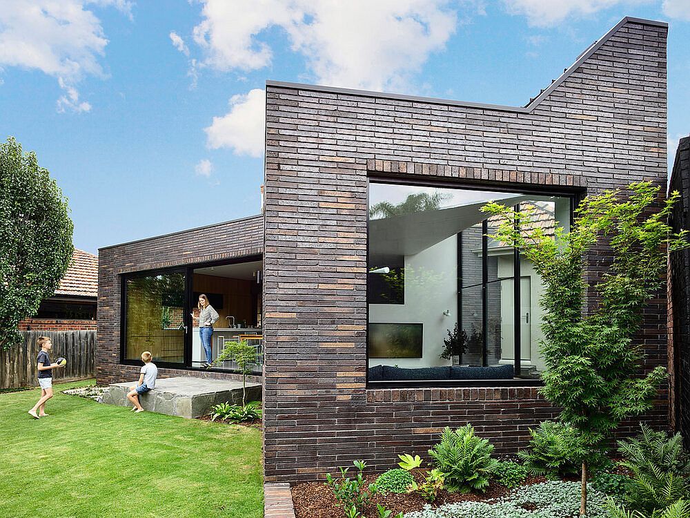 1940?s Ascot Vale House Finds New Life with an Innovative Brick and Glass Extension