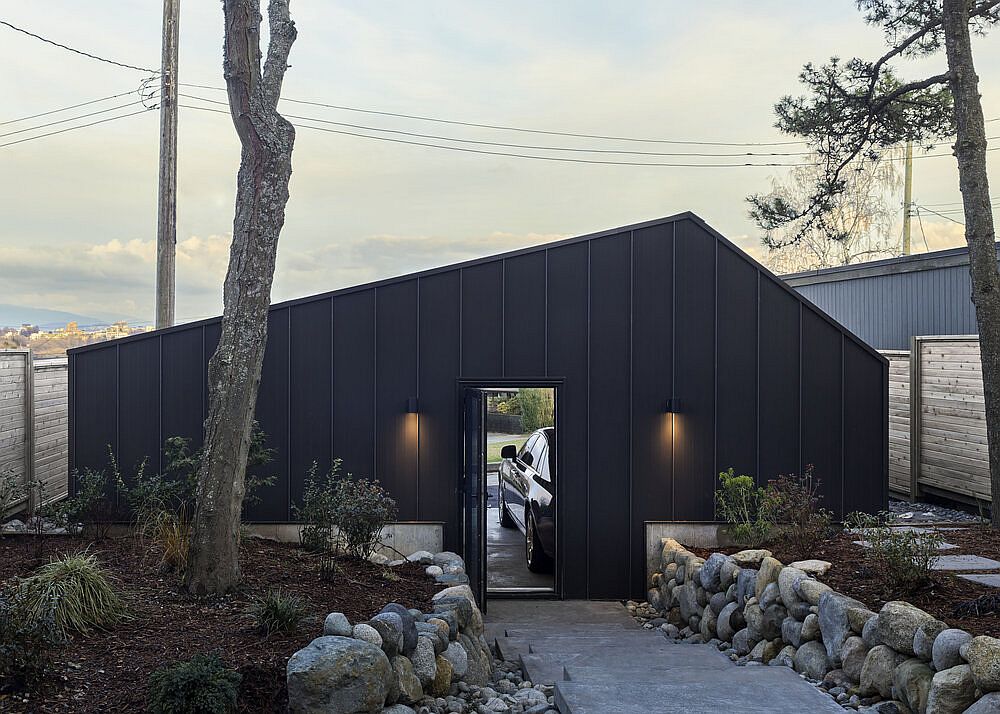 Modern garage in dark gray of the Collingwood House