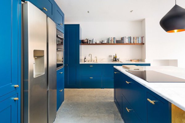 Classy Sapphire Kitchen: Navy Blue and Brass Revitalizes Traditional ...