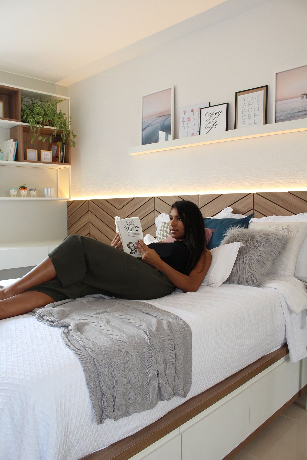 Relaxing-and-fabulous-modern-bedroom-in-wood-and-white-with-herringbone-pattern-headboard-and-smart-storage-81017