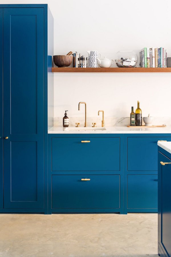 Classy Sapphire Kitchen: Navy Blue and Brass Revitalizes Traditional ...