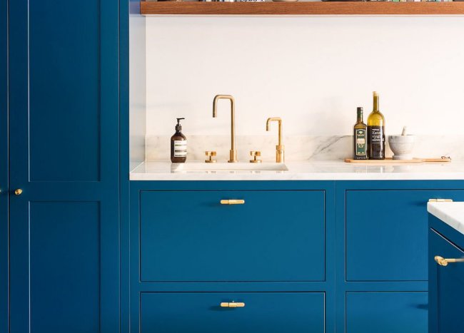 Classy Sapphire Kitchen: Navy Blue and Brass Revitalizes Traditional ...