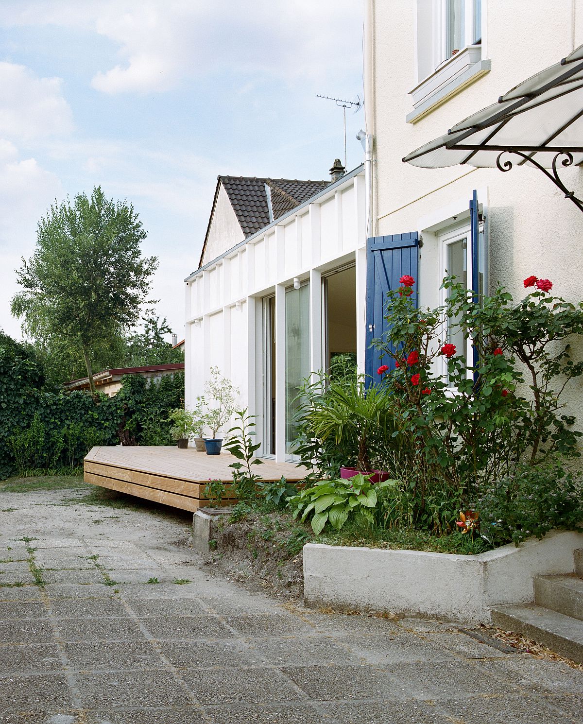 Smart modern extension to old home in eastern suburbs of Paris built in the 60's