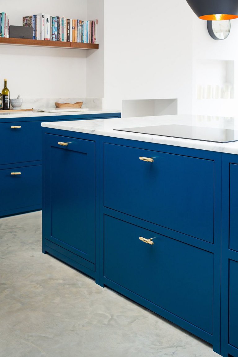 Classy Sapphire Kitchen: Navy Blue and Brass Revitalizes Traditional ...