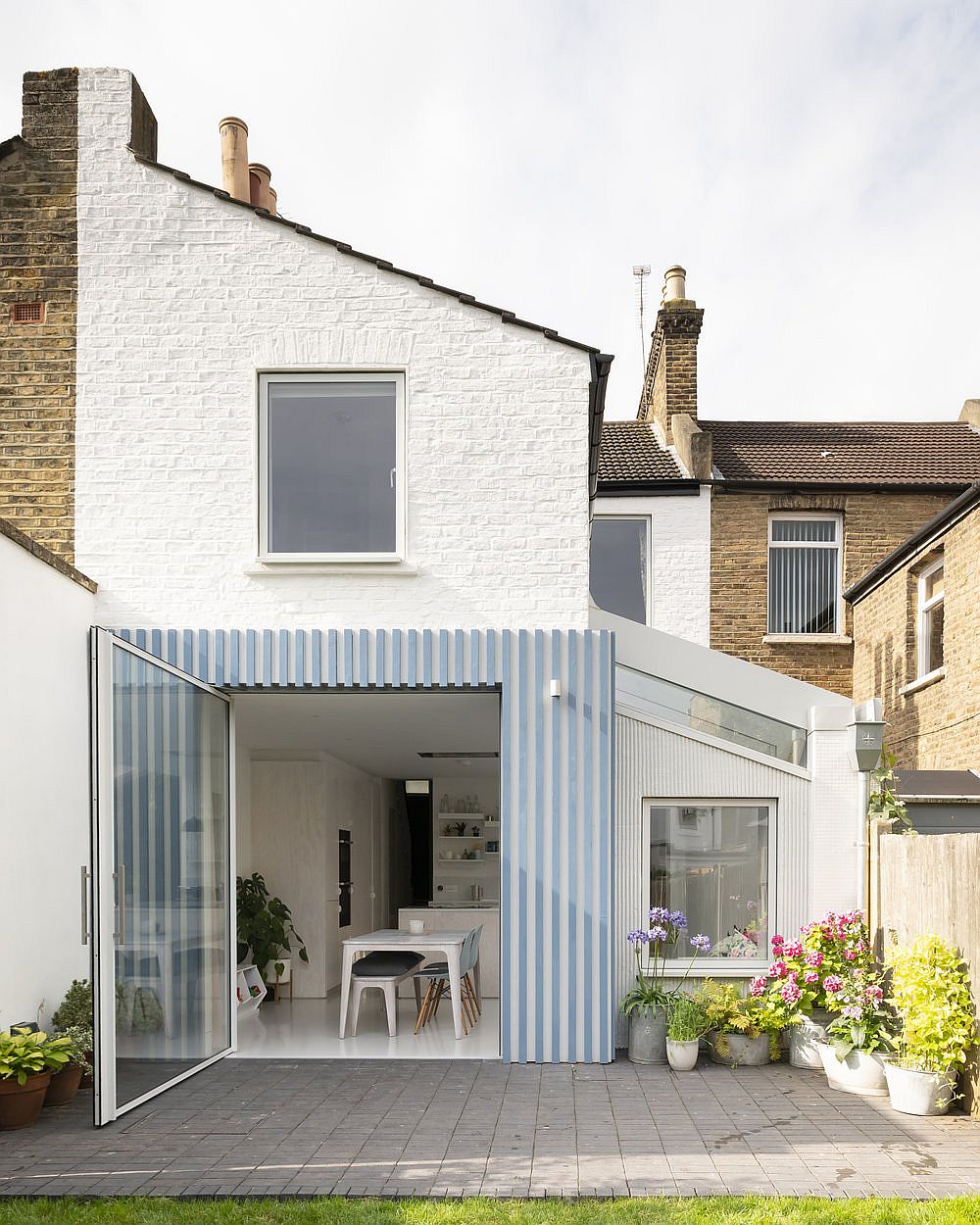 Striped-rear-extension-in-white-and-blue-with-brick-walls-next-to-them-blends-modern-and-concrete-styles-11210