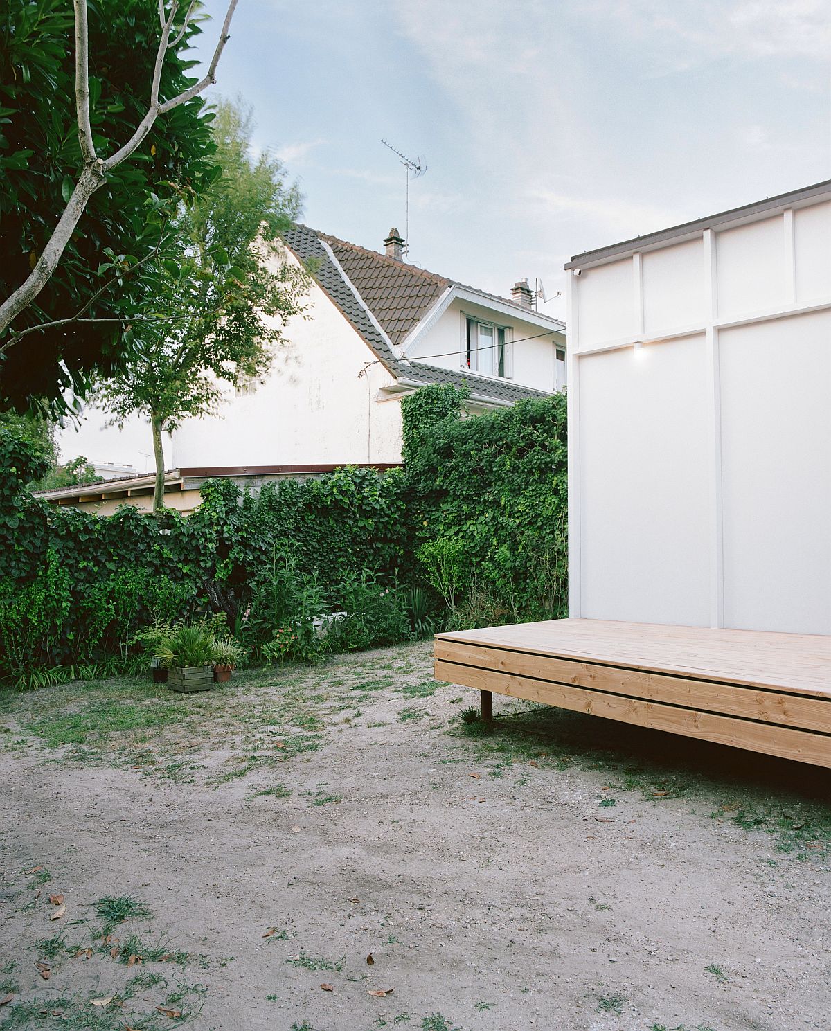 Unique design of the wooden platform keeps out flood waters at this Paris home