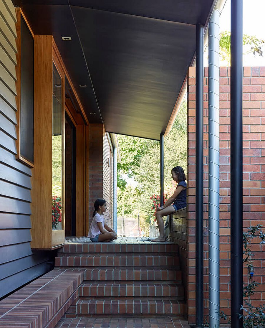 Brilliant blend of brick, wood and polished modern finishes welcome you at this revamped Aussie home