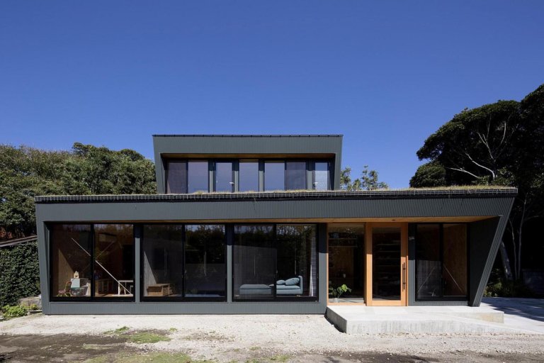 Sustainable Japanese Home with Grass Roof and a Breezy Modern Design ...