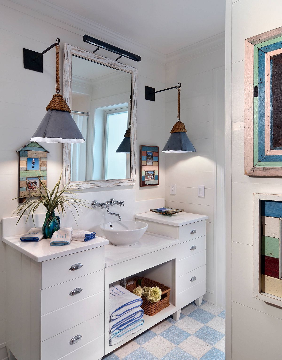 Cottage-and-beach-styles-rolled-into-one-inside-the-small-bathroom-28006