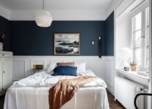 Eye-catching-blend-of-deep-blue-and-white-in-the-modern-bedroom-14942-217x155