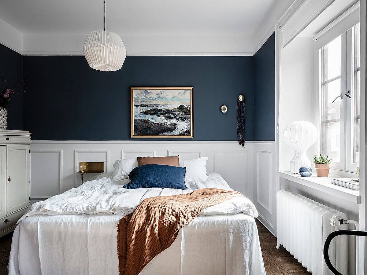 Eye-catching blend of deep blue and white in the modern bedroom