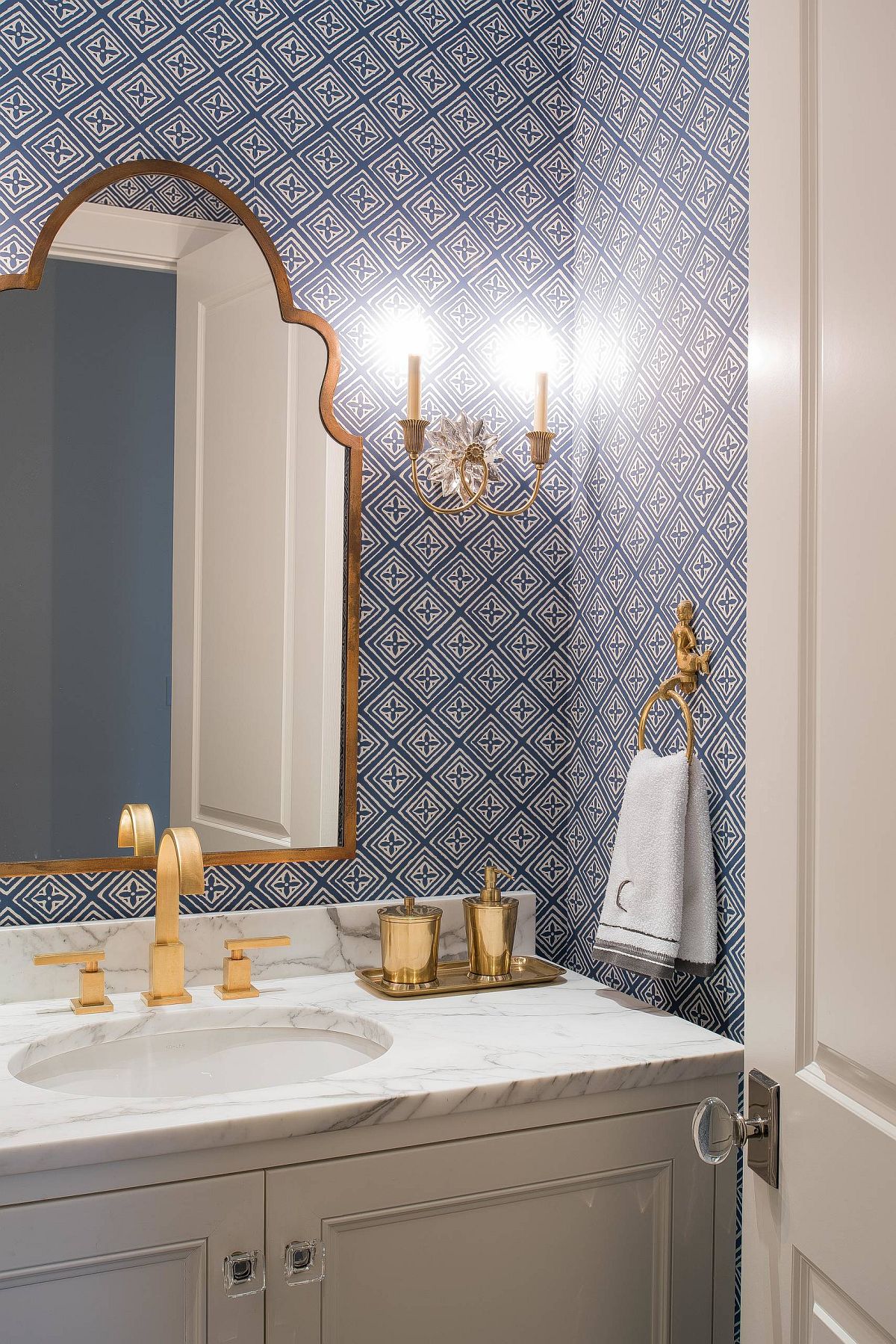 Find-the-perfect-sconce-light-for-your-renovated-bathroom-23695