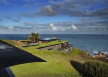 Lovely-green-roof-blends-the-home-seamlessly-into-the-coastal-landscape-23810-217x155