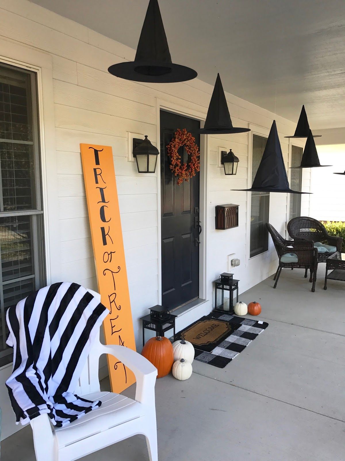 Simple-way-to-decorate-the-front-porch-for-Halloween-with-witch-hats-and-a-few-pumpkins-66365