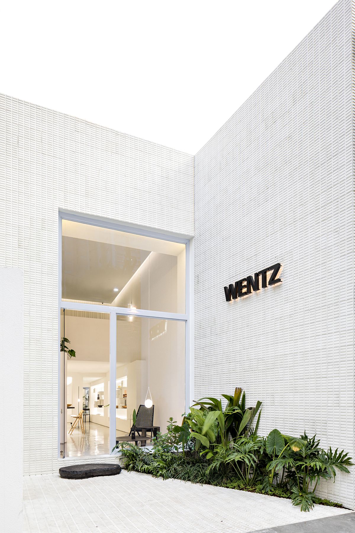 Street-facade-and-entrance-of-the-modern-Wentz-store-in-Brazil-84851