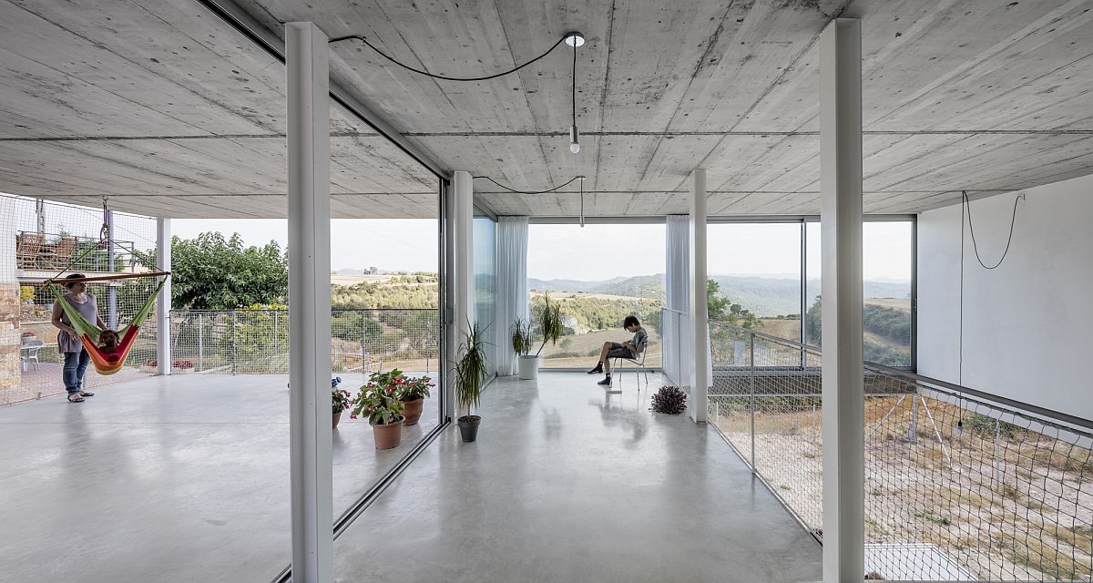 Upper level garage, studio and hangout at the budget family house in Spain